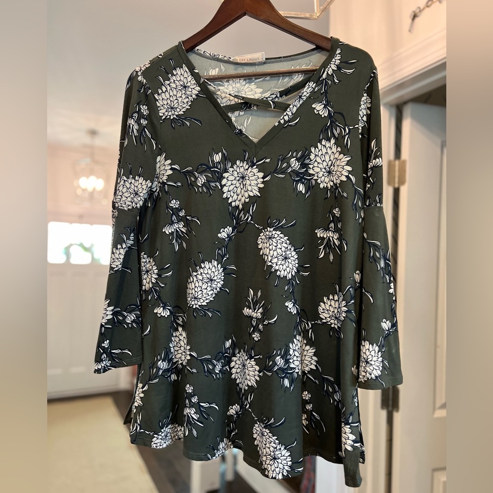 Ces Femme- gently worn -size large with flared sleeves